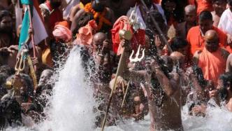疫情之下，湿婆节上万名印度教信徒在恒河中沐浴