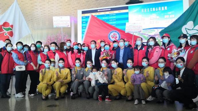 新疆援鄂醫療隊赴約回漢賞櫻,與本地醫護一起澆灌“感恩林”