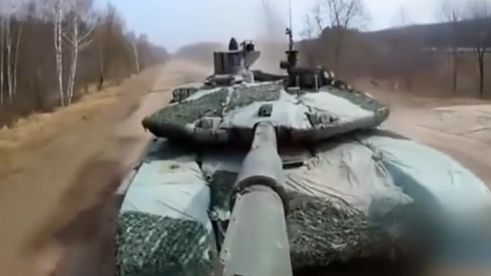 美媒:俄軍接收8輛T90M新型坦克