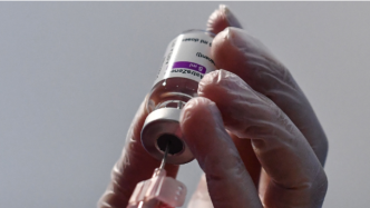 全球疫情周报｜新增病亡数持续下降，十国暂停用阿斯利康疫苗