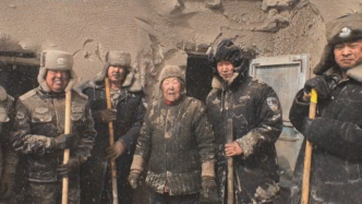内蒙古暴风雪遇上沙尘，救援青年定格成“最美雕塑”