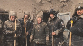 內蒙古暴風雪遇上沙塵，救援青年定格成“最美雕塑”