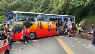 台媒：台湾一游览车撞山壁损毁严重，已致5死30余伤