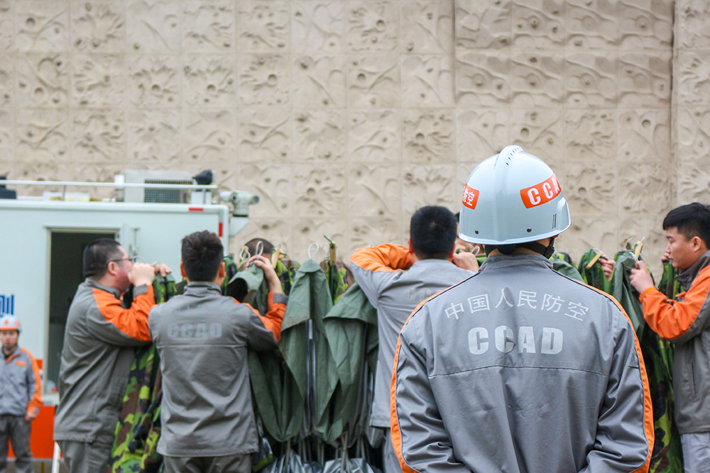 3月16日,上海市民防防护救援中心在东方绿舟开展训练.