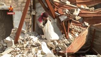 无情战火下家庭支离破碎，叙利亚难民儿童废墟中拾荒