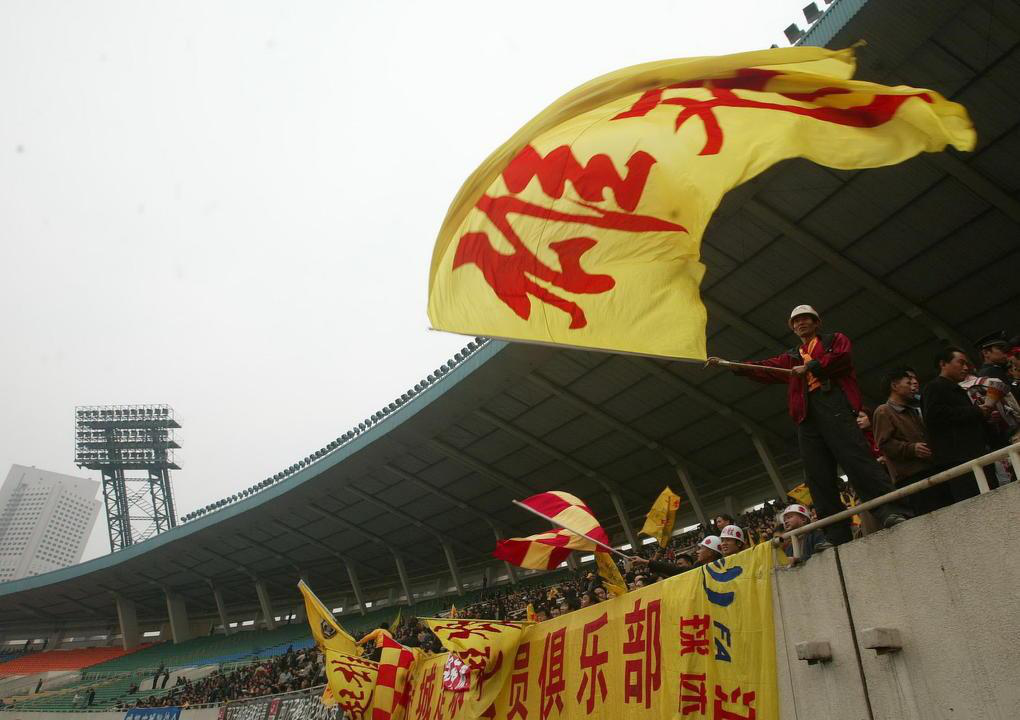 高喊"雄起"声,齐唱《打靶归来》,这是多年来四川球迷带给中国足球难以