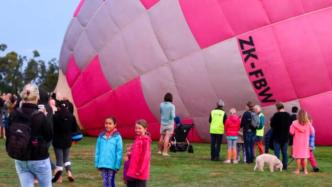 新西兰怀卡托热气球节开幕，吸引众多游客观看