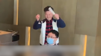 上海援鄂医疗队回武汉，志愿者再次为医生理发