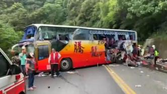 现场留47米刹车痕迹，台湾游览车撞山事故不排除人为因素