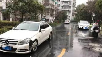 杭州消防在浙率先试点：对小区生命通道违停车辆开罚单