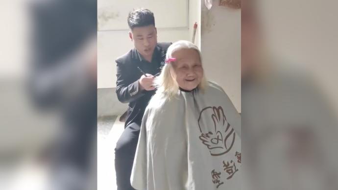 91岁奶奶行动不便理发师上门帮剪头，老人乐得像个孩子