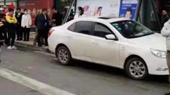 柳州一小车冲上公交站台，两女子受伤