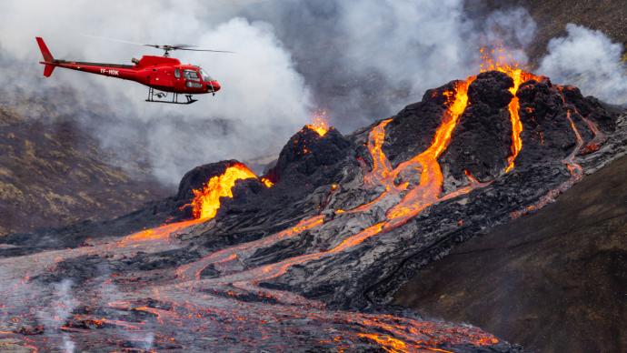 冰岛一座休眠6000年火山喷发，地表裂缝长达500米