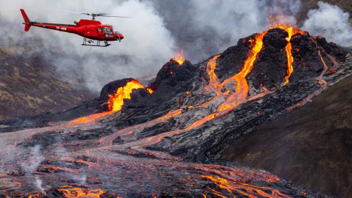 冰岛一座休眠6000年火山喷发，地表裂缝长达500米