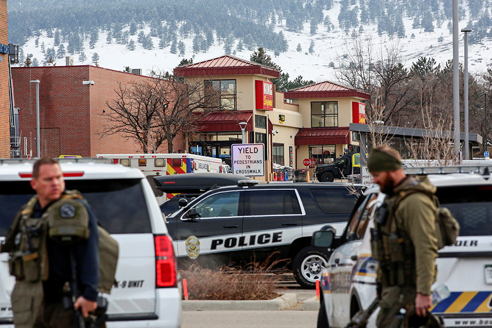 当地时间2021年3月22日，美国科罗拉多州博尔德市，一家超市发生大规模枪击事件，造成包括一名警察在内的10人死亡，一名嫌犯被抓获。