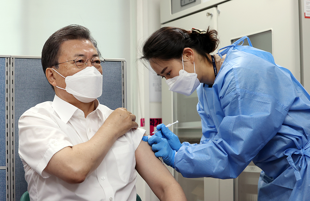 当地时间2021年3月23日，68岁的韩国总统文在寅在首尔市钟路区卫生站，接种阿斯利康新冠疫苗。据报道，当天是韩国面向65周岁以上者接种阿斯利康疫苗的第一天。