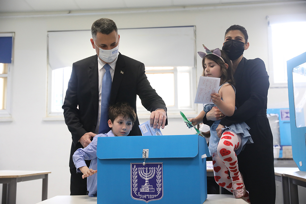 当地时间2021年3月23日，以色列“新希望”党领导人吉德翁·萨尔在中部城市特拉维夫的一个投票站参加投票。