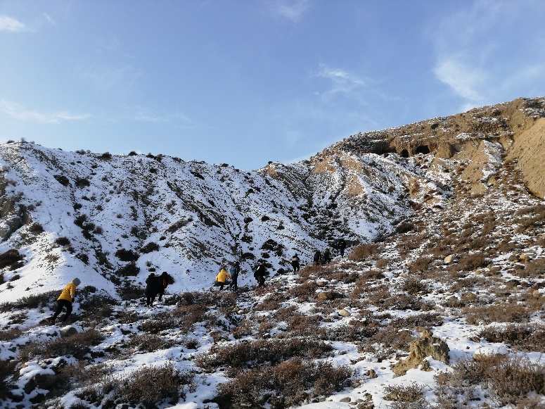 萨喀特喀石窟 山体被大雪覆盖