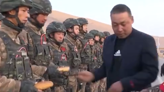 新疆吐鲁番大叔给驻训武警打了200个馕