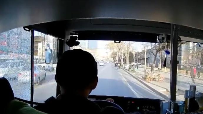 公交玻璃被侧翻小车撞碎，司机沉着应对被赞“教科书级”处置