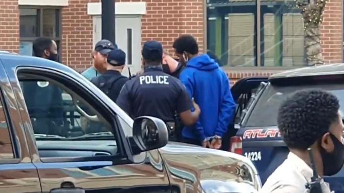 美国一男子穿防弹衣携5支枪进超市，警方接到报警后将其逮捕
