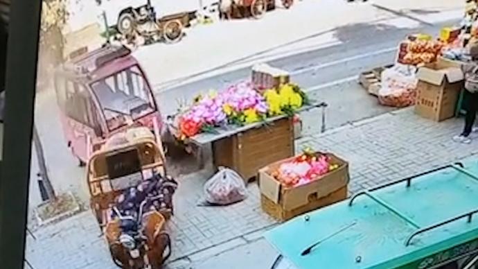 老太忘拔钥匙幼童误开动电动车，将七旬环卫大爷腿撞骨折