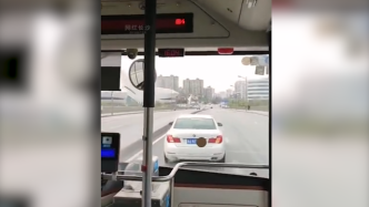 交警回應“寶馬車惡意別公交車”：寶馬車主稱公交車先別車