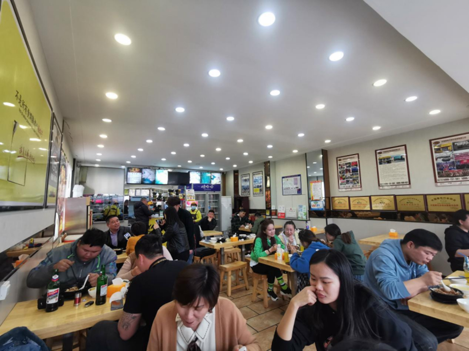3月25日中午,济南一黄焖鸡快餐店坐满了人 本文图片均为澎湃新闻记者