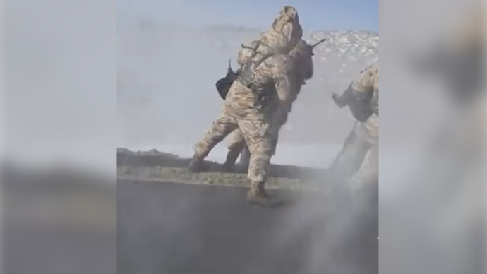 軍事記者在8級(jí)大風(fēng)里“凌亂”,網(wǎng)友:體重不過(guò)百不建議打卡