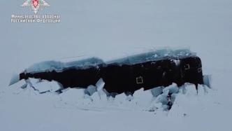 俄海军三艘核潜艇首次在北冰洋同时破冰出水