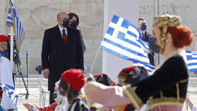 希腊举行阅兵仪式纪念独立战争200周年