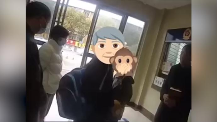 男孩被妈妈打找警察“告状”，民警：我小时候被混合双打