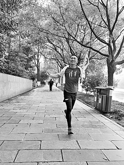 2021年年初，健康接力跑活动在湖南津市举行。跑者以接力方式完成100公里健跑。任春华摄/光明图片