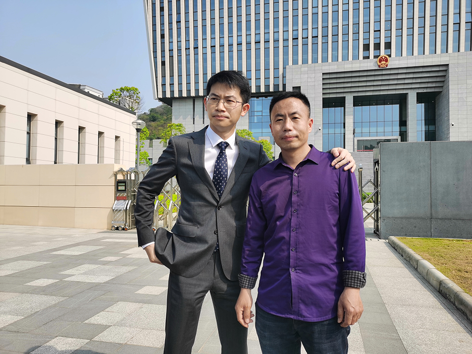 3月26日，庭审结束后，申军良与代理律师刘长在法院门口。 澎湃新闻记者 朱远祥 摄