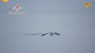 场面震撼！俄三艘核潜艇首次同时在北极破冰而出