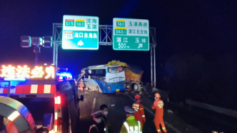 沈海高速湛江段夜间三车连撞，医院：1人死亡30多人受伤