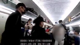 女旅客高铁车厢吸烟扯皮称“民警打人”，遭周围旅客声讨