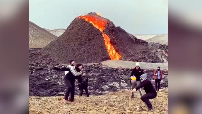 冰与火之球！沉寂6000年火山喷发，他们竟在边上打球