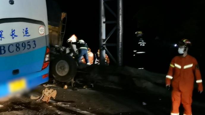 沈海高速湛江段三车连撞：客车司机身亡，39人受伤