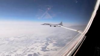 俄罗斯发布图-160战略轰炸机携导弹飞行画面