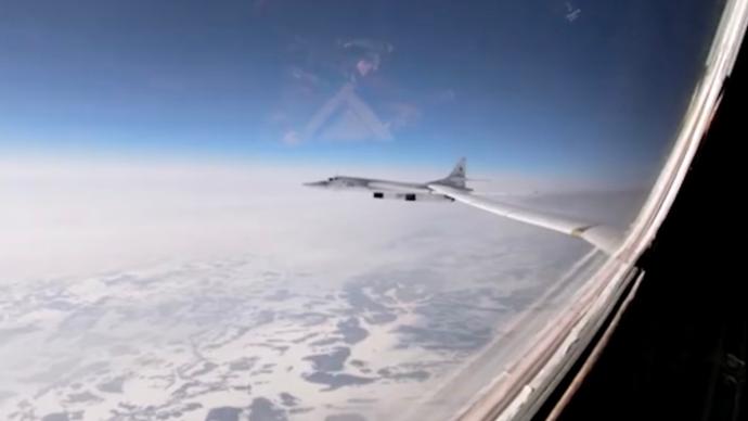 俄罗斯发布图-160战略轰炸机携导弹飞行画面