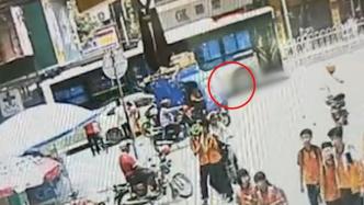 广东四会交警通报：公交车碰撞横过公路行人致其死亡