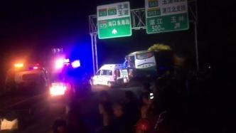沈海高速一载客大巴与货车深夜相撞，致35人受伤