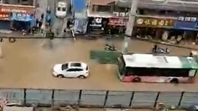 湖北黃石一輸水管道被挖破,搶修難度較大全市供水壓力下降