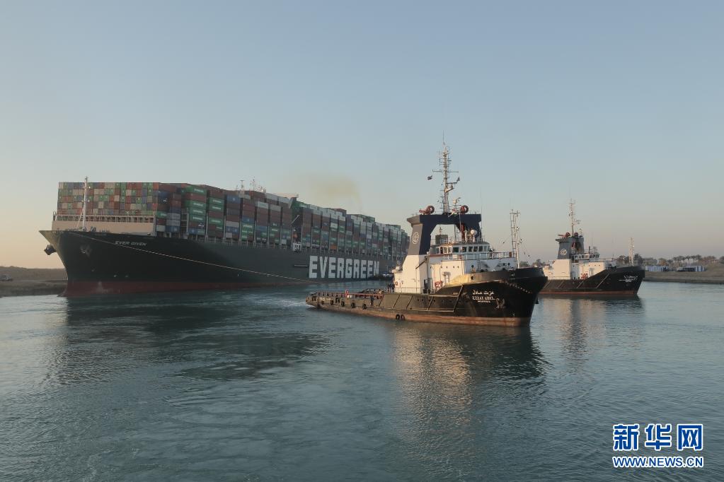 3月29日，救援船只在埃及苏伊士运河对被困的重型货船实施救援作业。新华社发（苏伊士运河管理局供图）