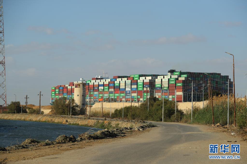 这是3月29日拍摄的移动至埃及苏伊士运河正常航道上的重型货轮。新华社记者 隋先凯 摄
