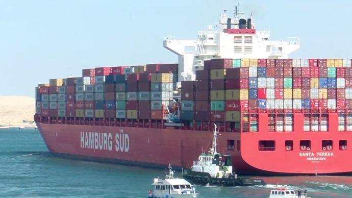 苏伊士运河堵塞近一周后恢复通航，113艘货轮排队通过