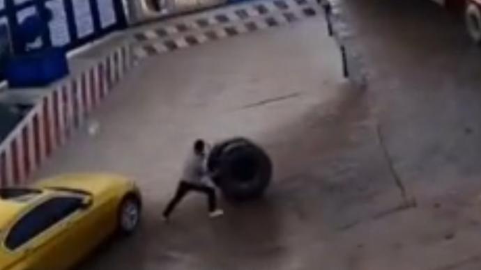 貨車輪胎脫落,附近男子熊抱死死抵住