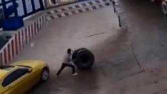 貨車輪胎脫落，附近男子熊抱死死抵住