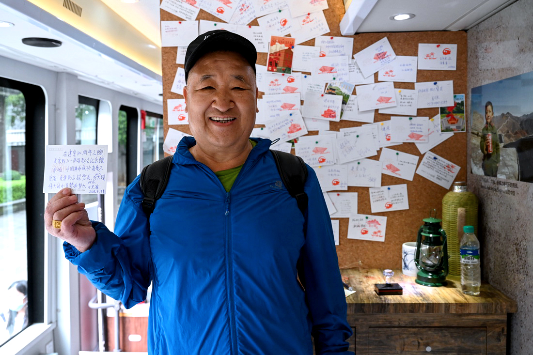 3月31日,在八一起义纪念馆,74岁的王天有在"党史大篷车"展示明信片.